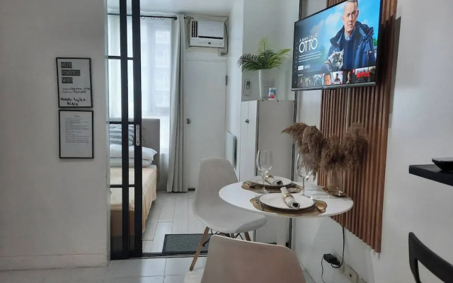 Stylish Condo at Mezza 1 With Fast Wifi & Netflix