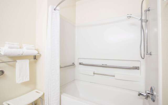 Super 8 by Wyndham Radford VA