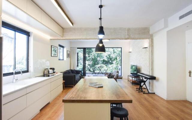 Industrial Chic 2BR in Dizengoff 35 by HolyGuest