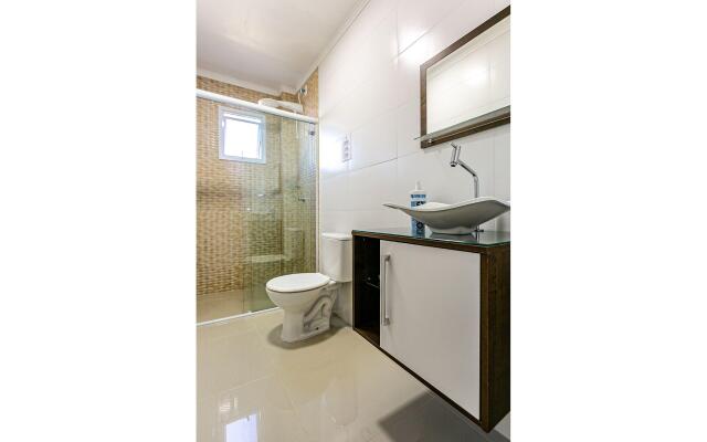 Apto amplo com suíte na praia do Santinho SBR304