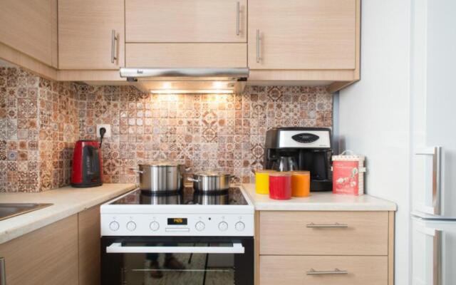 Nephiria, Live like a local next to Acropolis
