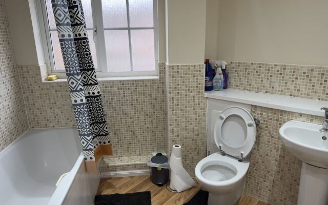 Lovely 2 Bedroom Family Holiday Home in London