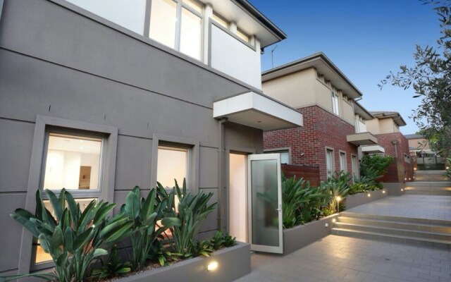 Kew Luxurious Townhouse
