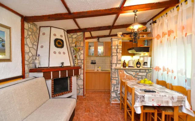 Apartment 498