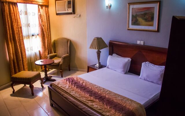 Dees Hotels, Apartments and Suites