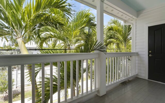 Treetop Paradise by AvantStay Close to Beach w Balcony Shared Pool Month Long Stays Only