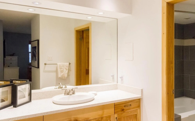 Ski in Out, Great Location, Free Shuttle Bus