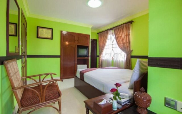 Long Live Hotel