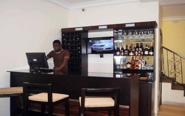 Lakeem Suites Adebola