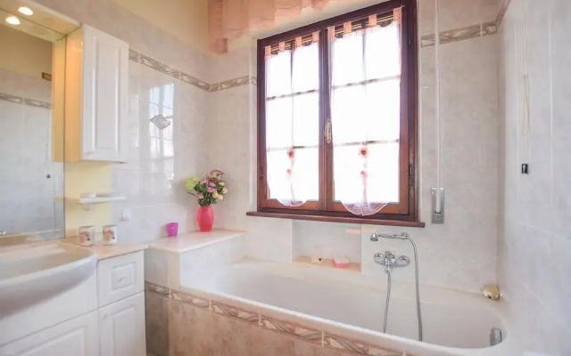 Nice Apartment in Capezzano Pianore With 3 Bedrooms and Wifi