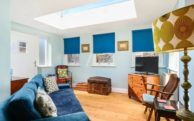 Host Stay Blue Bolthole on Vicarage Lane