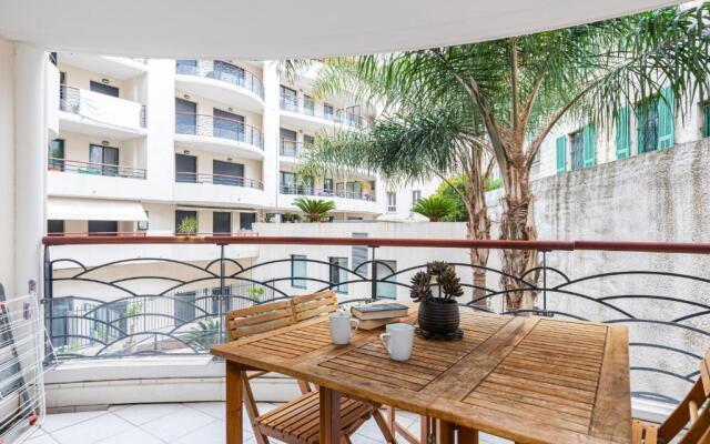 Nice 1 Bedroom downtown Carré d'Or with garage