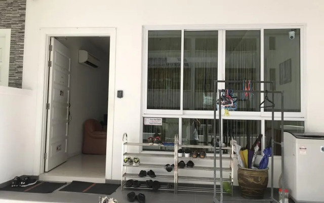 Island Hostel Bayan Lepas Airport