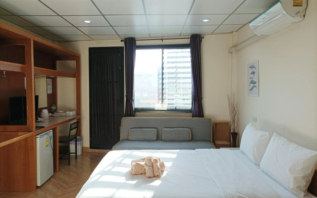 Double D Rooms & Cafe