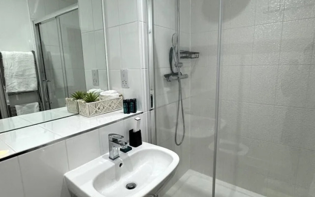 Cozy Bracknell Apartment With Modern Amenities