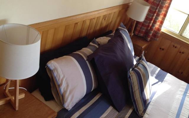 Fergies Hill Spa Cottage @ Granite Ridge Wines – Guest Rooms – Ballandean