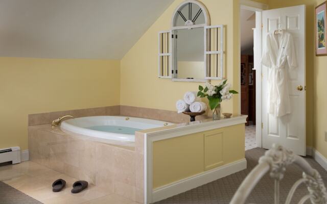 Wolf Cove Inn