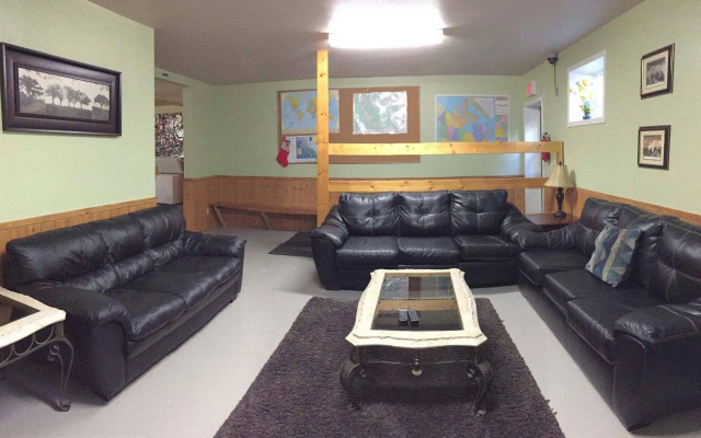 Castle Mountain Ski Lodge - Hostel