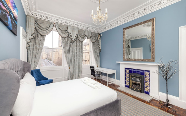 Stylish Southside Flat Near Old Town