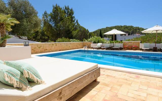 Posh Holiday Home With Pool, Library & Scenic Views in Jesus