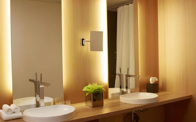 Le Germain Hotel Maple Leaf Square