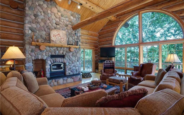 Links and Logs Chalet