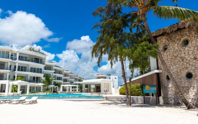 Unique Modern Condo with Beach Access