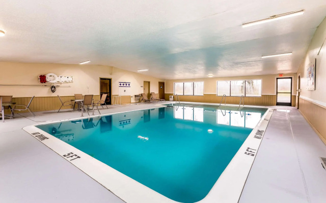 Econo Lodge Inn & Suites Auburn