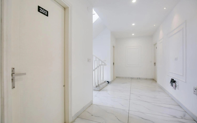 OYO Flagship 80590 Sky White House