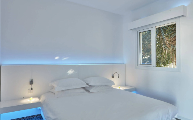 So White Club Resort
