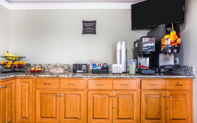 Rodeway Inn & Suites
