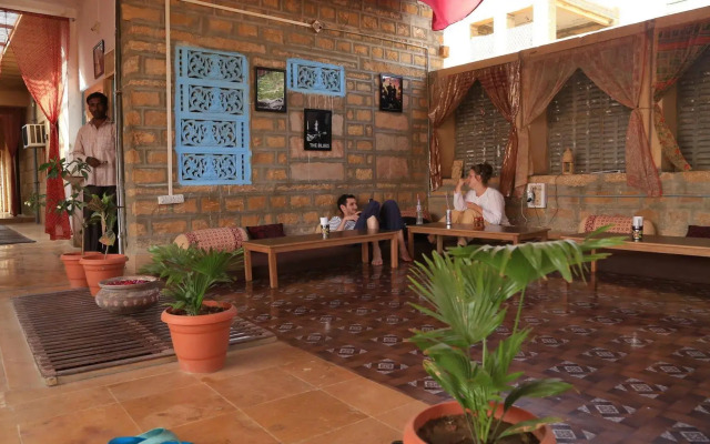 Arya Haveli Hotel