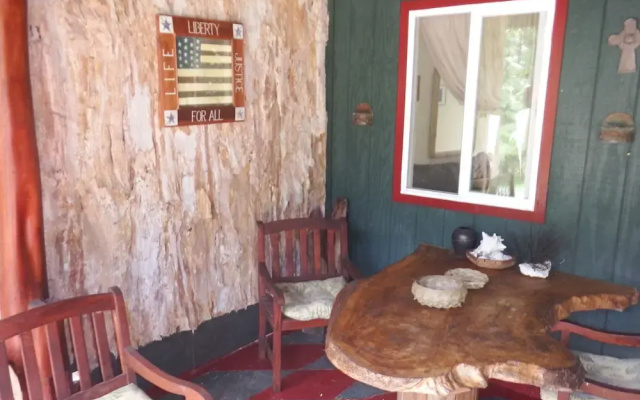 Aloha Crater Lodge and Lava Tube