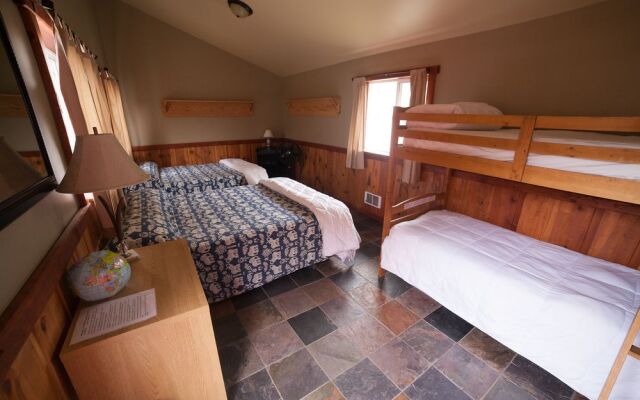 North Yellowstone Lodge and Hostel