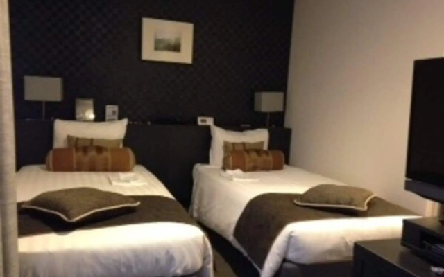 Hamilton Hotel Black