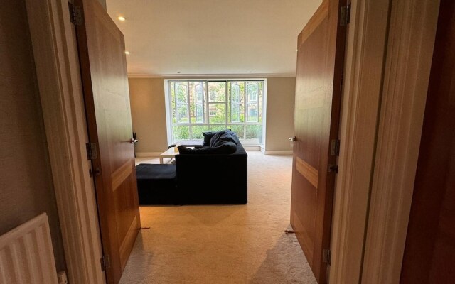 Luxury Apartment In London - Pool Spa & Gym