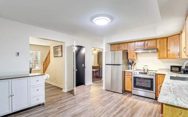 7 Mi to Big Boulder: Resort-style Poconos Retreat