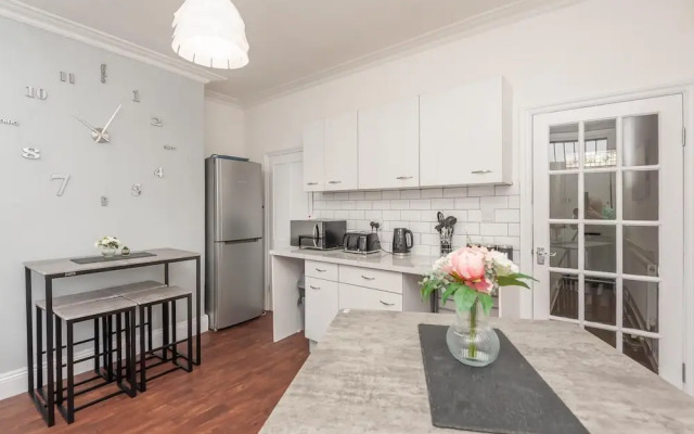 Leeds 4-bed House - Sleeps 9, Free Parking & Wifi