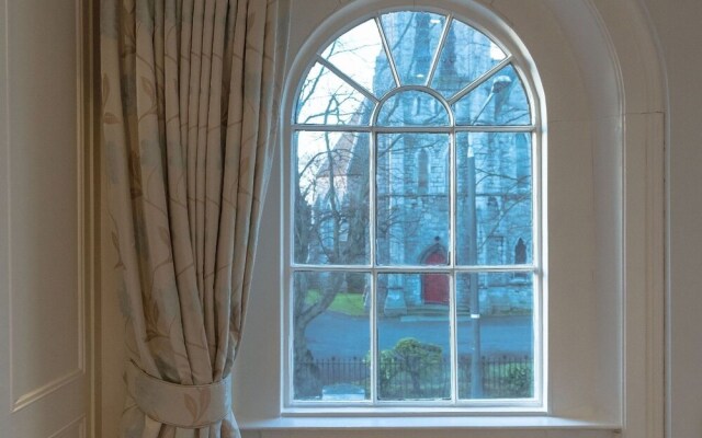 The Liam Neeson Suite by 5STARSTAY