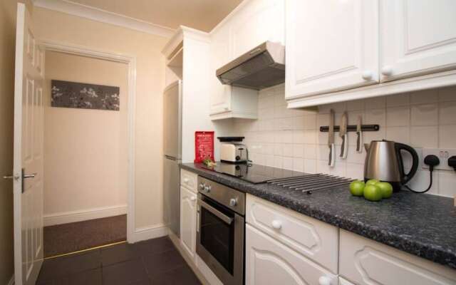 Stayzo Penthouse Accommodation 1- Premier Lodge