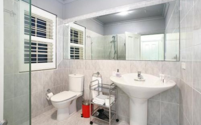 Art Deco in the Cul-de-Sac - Spacious Executive 1BR Potts Point Apartment in Quiet Cul-de-Sac – Bathroom – Sydney