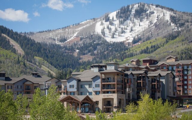 Large Condo, Steps Away from Canyons Village by RedAwning