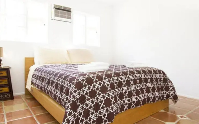 #6 Sunny Flat 3BR Melrose Ave