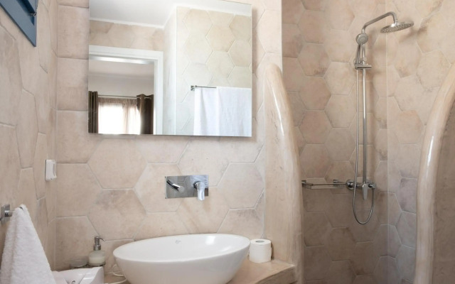 Tristhenia Hotel