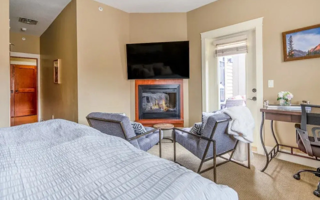 Luxury 3-Br Penthouse | INDOOR Pool & Hot Tub | Pool Table | 2 Decks + Mtn Views