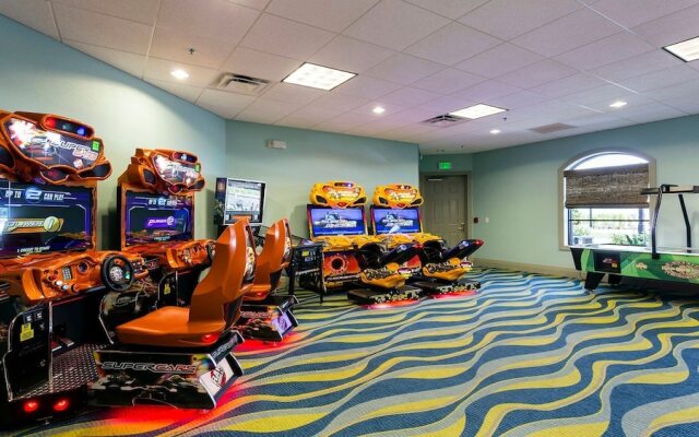 Opulent Villa, 10 Min to Disney, Pool & Spa