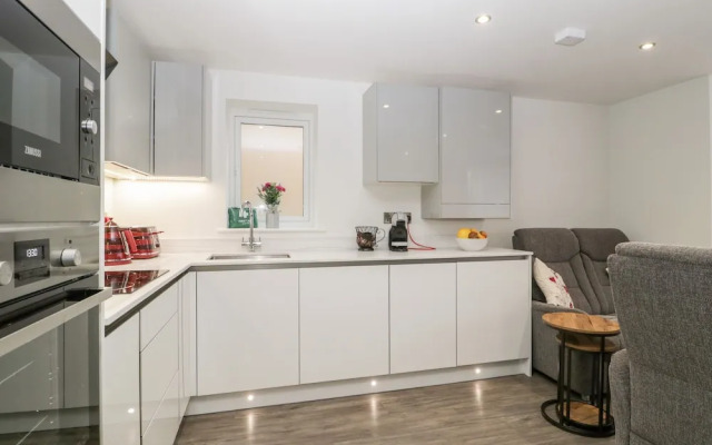 Flat 2, 38 Preston Road