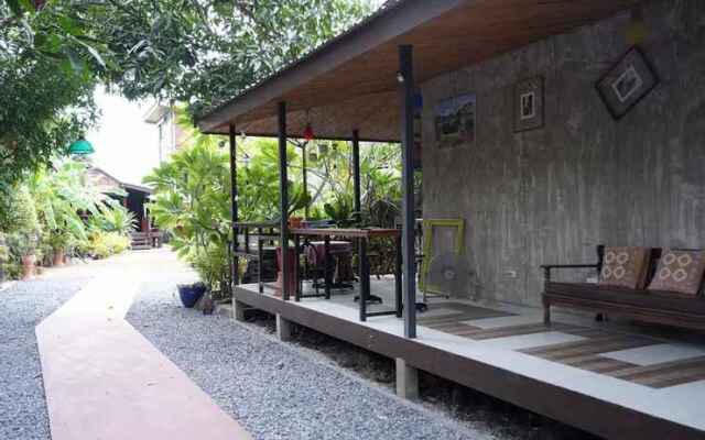 Gardenroom Home Stay And Cafe Suvarnabhumi