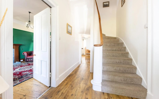 Seaview House - A Traditional Home by the Beach