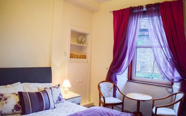 Bright 2 Bedroom Home in Edinburgh